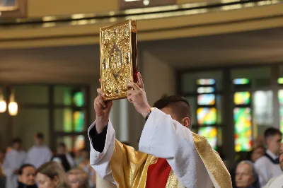 „Eucharystia powinna nas prowadzić do odkrycia kapłańskiej misji Ludu Bożego, kapłańskiej misji każdego z nas” – powiedział Biskup Rzeszowski podczas Mszy Wieczerzy Pańskiej, której przewodniczył w katedrze rzeszowskiej w Wielki Czwartek, 2 kwietnia 2026 r.

Podczas uroczystej liturgii Wielkiego Czwartku w katedrze rzeszowskiej, której przewodniczył bp Jan Wątroba, wierni zostali zaproszeni do refleksji nad tajemnicą Eucharystii, kapłaństwa oraz powołania całego Ludu Bożego do udziału w misji Chrystusa. Na zakończenie homilii biskup zachęcił do szczególnej modlitwy za kapłanów, zwłaszcza tych przeżywających trudności i kryzysy. „Panie Jezu, dobry pasterzu i towarzyszu wędrówki, dziś powierzamy Ci wszystkich kapłanów, ale zwłaszcza tych, którzy przechodzą chwilę kryzysu” – powiedział Biskup Rzeszowski. Wezwał także wspólnotę wiernych do troski o kapłanów poprzez modlitwę, życzliwość i wsparcie.

Wielkoczwartkowa liturgia w katedrze rzeszowskiej stała się nie tylko dziękczynieniem za dar Eucharystii i kapłaństwa, ale także wezwaniem do odnowienia świadomości odpowiedzialności każdego wiernego za życie Kościoła i świadectwo wiary w świecie. fot. ks. Jakub Oczkowicz