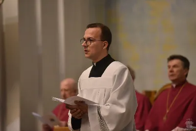We wtorek 24 marca, w Katedrze Rzeszowskiej o godz. 19.00 podczas I Nieszporów Uroczystości Zwiastowania Pańskiego odbył się obrzęd wprowadzenia nowych kanoników Kapituły Katedralnej w Rzeszowie. Liturgii Nieszporów przewodniczył ks. Krzysztof Gołąbek, proboszcz Katedry i prepozyt Kapituły Katedralnej. Do grona kanoników katedralnych dołączyli: ks. dr Stanisław Kamiński, Wikariusz Biskupi ds. Życia Konsekrowanego oraz proboszcz parafii św. Józefa w Głogowie Małopolskim, ks. Jacek Szczęch, proboszcz parafii Matki Bożej Nieustającej Pomocy i św. Floriana w Rzeszowie oraz wykładowca w Instytucie Wyższych Studiów Teologicznych w Rzeszowie, ks. dr Lucjan Dyka, proboszcz parafii pw. św. Józefa Sebastiana Pelczara w Rzeszowie oraz wykładowca w Diecezjalnym Studium Organistowskim w Rzeszowie, ks. dr Piotr Potyrała, Dyrektor Caritas Diecezji Rzeszowskiej. fot. ks. Jakub Oczkowicz