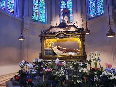 Śladami kultu Najświętszego Serca Pana Jezusa 
Jubileuszowa pielgrzymka do Francji – 9–15 czerwca 2025 r. 

W dniach 9–15 czerwca br. odbyła się jubileuszowa pielgrzymka parafii katedralnej Najświętszego Serca Pana Jezusa do Francji – ojczyzny wielu świętych oraz miejsc głęboko związanych z kultem Najświętszego Serca Pana Jezusa. Nasze pielgrzymowanie wpisywało się w obchody Roku Jubileuszowego ogłoszonego przez papieża Franciszka pod hasłem „Pielgrzymi Nadziei”, a także w kontekst kilku ważnych rocznic: 350-lecia objawień Jezusa św. Marii Małgorzacie Alacoque, 100-lecia beatyfikacji św. Bernadetty Soubirous oraz 100-lecia kanonizacji św. Teresy z Lisieux i św. Jana Marii Vianney.

Pierwszym punktem pielgrzymki było Ars – miejsce życia i posługi św. Jana Marii Vianney, patrona proboszczów. W sanktuarium tego wielkiego świętego uczestniczyliśmy we Mszy Świętej przy jego relikwiarzu, prosząc o dar gorliwości kapłańskiej i wierności powołaniu. Odwiedziliśmy również Muzeum Figur Woskowych, które przybliżyło nam życie Świętego Proboszcza z Ars.

Kolejnego dnia dotarliśmy do Paray-le-Monial – miejsca objawień Najświętszego Serca Jezusowego św. Marii Małgorzacie Alacoque. W bazylice Sacré-Cœur uczestniczyliśmy we Mszy Świętej, zawierzając Sercu Jezusa nasze osobiste intencje oraz całą wspólnotę parafialną. Następnie nawiedziliśmy Nevers, gdzie znajduje się ciało św. Bernadetty spoczywające w szklanym relikwiarzu. Był to czas ciszy, modlitwy i refleksji nad jej pokorą i prostotą.

W środę modliliśmy się przy grobie św. Marcina z Tours, a następnie udaliśmy się szlakiem zamków nad Loarą. Zwiedziliśmy między innymi zamek Chenonceau zbudowany na wodzie, zamek Amboise, w którym przebywał Leonardo da Vinci, oraz imponujący Chambord – perełkę francuskiego renesansu.

Czwartek poświęciliśmy na odkrywanie duchowego i kulturalnego bogactwa Paryża. Rozpoczęliśmy od wjazdu na wieżę Eiffla, a następnie nawiedziliśmy katedrę Notre Dame oraz kaplicę Cudownego Medalika z relikwiami św. Katarzyny Labouré. Najważniejszym punktem dnia była uroczysta Msza Święta w bazylice Sacré-Cœur na wzgórzu Montmartre. Wieczorem odbyliśmy rejs po Sekwanie, podziwiając oświetlone zabytki stolicy Francji. Każdego dnia towarzyszyły nam również lokalne smaki – francuskie pieczywo, wypieki, desery, a dla chętnych – regionalne specjały, takie jak ślimaki.

W piątek dotarliśmy do Lisieux – miasta św. Teresy od Dzieciątka Jezus. Odwiedziliśmy jej dom rodzinny Le Bissonnets, klasztor karmelitanek oraz bazylikę jej poświęconą. Msza Święta w tym miejscu była wyjątkowym momentem zawierzenia oraz duchowego spotkania z „małą drogą” św. Teresy.

W drodze powrotnej nawiedziliśmy jeszcze stolicę Belgii – Brukselę. W bazylice Najświętszego Serca Jezusa sprawowaliśmy Eucharystię, a następnie spacerowaliśmy po starówce oraz dzielnicy europejskiej. Ostatnia Msza Święta była dziękczynieniem za dar pielgrzymowania i wszelkie łaski, których doświadczyliśmy podczas tych dni.

Naszej pielgrzymce codziennie towarzyszyła modlitwa litanią do Najświętszego Serca Pana Jezusa oraz różaniec. Był to czas duchowego wzrostu, wspólnoty, modlitwy, zachwytu nad pięknem stworzenia i wdzięczności za dziedzictwo wiary.

Wdzięczni uczestnicy pielgrzymki