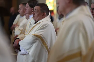 „Eucharystia powinna nas prowadzić do odkrycia kapłańskiej misji Ludu Bożego, kapłańskiej misji każdego z nas” – powiedział Biskup Rzeszowski podczas Mszy Wieczerzy Pańskiej, której przewodniczył w katedrze rzeszowskiej w Wielki Czwartek, 2 kwietnia 2026 r.

Podczas uroczystej liturgii Wielkiego Czwartku w katedrze rzeszowskiej, której przewodniczył bp Jan Wątroba, wierni zostali zaproszeni do refleksji nad tajemnicą Eucharystii, kapłaństwa oraz powołania całego Ludu Bożego do udziału w misji Chrystusa. Na zakończenie homilii biskup zachęcił do szczególnej modlitwy za kapłanów, zwłaszcza tych przeżywających trudności i kryzysy. „Panie Jezu, dobry pasterzu i towarzyszu wędrówki, dziś powierzamy Ci wszystkich kapłanów, ale zwłaszcza tych, którzy przechodzą chwilę kryzysu” – powiedział Biskup Rzeszowski. Wezwał także wspólnotę wiernych do troski o kapłanów poprzez modlitwę, życzliwość i wsparcie.

Wielkoczwartkowa liturgia w katedrze rzeszowskiej stała się nie tylko dziękczynieniem za dar Eucharystii i kapłaństwa, ale także wezwaniem do odnowienia świadomości odpowiedzialności każdego wiernego za życie Kościoła i świadectwo wiary w świecie. fot. ks. Jakub Oczkowicz