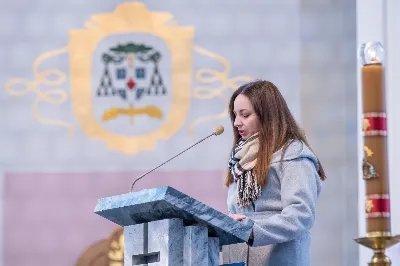 W niedzielę 11 stycznia 2026 r., na zakończenie rodzinnej Mszy Świętej o godz. 12.00, odbyło się uroczyste podsumowanie roku formacyjnego Liturgicznej Służby Ołtarza Katedry Rzeszowskiej.

Statuetkę Złotego Ministranta otrzymali Karol Kowalski oraz Dawid Pruchnicki.
Statuetkę Srebrnego Ministranta otrzymał Piotr Warzybok.
Statuetkę Brązowego Ministranta otrzymał Paweł Górka.

Wszystkim nagrodzonym serdecznie gratulujemy, a pozostałych ministrantów zachęcamy do dalszej, wytrwałej i gorliwej służby przy ołtarzu.

Serdecznie dziękujemy osobom i firmom wspierającym działalność Liturgicznej Służby Ołtarza:
– Państwu Jolancie i Sławomirowi Zawidlakom (Majstal – cięcie laserowe),
– Państwu Sylwii i Łukaszowi Kowalskim (drukowalscy.pl) za przygotowanie projektu i ufundowanie statuetek,
– Państwu Annie i Sławomirowi Wilkom (Matteo Travel – Biuro Podróży) za wsparcie finansowe, które umożliwia ministrantom nieodpłatne korzystanie z hali sportowej.

Wyrażamy wdzięczność wszystkim parafianom, którzy w uroczystość Objawienia Pańskiego zakupili „kadzidło”, wspierając w ten sposób Fundusz Ministrancki.

Dziękujemy przede wszystkim ks. Pawłowi Wójcikowi za codzienną troskę, opiekę i formację Liturgicznej Służby Ołtarza.

Zapraszamy wszystkich chłopców, którzy chcieliby dołączyć do grona Liturgicznej Służby Ołtarza. Służba przy ołtarzu to piękna droga pogłębiania wiary, nauki odpowiedzialności oraz współtworzenia piękna liturgii.

Fot. Joanna Prasoł