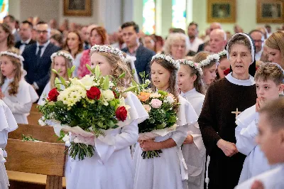 Maj to dla wielu najpiękniejszy miesiąc w roku. W liturgii Kościoła szczególnie wtedy czcimy Maryję oraz radujemy się ze Zmartwychwstania Pańskiego.
W niedzielę 12 maja w naszej Katedrze dzieci z klas III doświadczyły równie wielkiej radości po raz pierwszy w pełni uczestnicząc we Mszy Świętej. To niezwykłe spotkanie z Chrystusem w Komunii Świętej zostało poprzedzone przygotowaniem poprzez katechezy w szkole i spotkania w parafii, a także spowiedzią.
Poprzez niedzielną Eucharystie o godz. 12.00 celebrowaną przez ks. Krzysztofa Gołąbka, proboszcza naszej Katedry, 78 dzieci rozpoczęło wielką przygodę z Jezusem ukrytym w Najświętszym Sakramencie. Towarzyszyli im rodzice, którzy wraz ze swoimi dziećmi przygotowywali się do tego wydarzenia, a także najbliższa rodzina. Posługę w liturgii Mszy Świętej pełniły dzieci pierwszokomunijne oraz ich rodzice.
Wielka radość serc dzieci komunijnych promieniowała na wszystkich uczestników Mszy Świętej i przypominała zebranym na liturgii, że spotkanie z Jezusem Eucharystycznym to przywilej i wielkie szczęście. Czas tej wielkiej radości został przedłużony przez „Biały Tydzień”, w którym dzieci uczestniczyły w wieczornej Eucharystii, przyjmując Jezusa do swoich serc. 
Wszystkim dzieciom, które w tym roku przeżywały swoją Pierwszą Komunię Świętą, życzymy, aby nie gasł w nich zapał do poznawania Jezusa i Jego nauki, a radość, jaka towarzyszyła tym dniom, była nieodłączną towarzyszką ich spotkań z Jezusem w Eucharystii. A s. Julicie i ks. Julianowi dziękujemy za serce włożone w przygotowanie dzieci do tego wielkiego wydarzenia.
 
fot. Fotografia-64 Wacław Patro