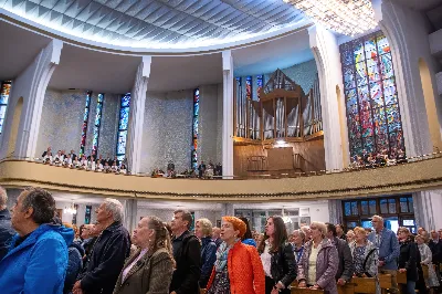 Tegoroczne czerwcowe Nabożeństwo Fatimskie rozpoczęło się o godz. 18:30 odśpiewaniem Litanii do Najświętszego Serca Pana Jezusa oraz przedstawieniem próśb i podziękowań do Matki Bożej Fatimskiej. O godz. 19:00 miała miejsce uroczysta Msza Święta, której przewodniczył i homilię wygłosił ks. Tadeusz Pindara - proboszcz parafii Matki Bożej Częstochowskiej z Rzeszowa (Drabinianka). Ze względu na niekorzystne warunki atmosferyczne zrezygnowano z procesji z figurą Matki Bożej i relikwiami dzieci fatimskich, która tradycyjnie odbywa się na placu przed katedrą. Wierni składali swoje intencje przy figurze Matki Bożej Fatimskiej w modlitwie różańcowej, którą poprowadzili przedstawiciele parafii pw. Miłosierdzia Bożego w Rzeszowie wraz z ks. Tomaszem Baciem – proboszczem tejże parafii. W posługę muzyczną podczas Eucharystii włączył się chór „Alba Cantans” pod dyrekcją Kornelii Ignas z parafii pw. Bożego Miłosierdzia w Rzeszowie oraz orkiestra dęta prowadzona przez Tadeusza Cielaka. Wieczór poświęcony Matce Bożej Fatimskiej zakończyło wspólne odśpiewanie Apelu Jasnogórskiego, po którym jeszcze przez godzinę trwała adoracja Najświętszego Sakramentu. Uroczystość w katedrze licznie zgromadziła wiernych czcicieli Matki Bożej Fatimskiej. Kolejne Nabożeństwa Fatimskie odbędą się w każdy 13. dzień miesiąca do października i będą transmitowane przez Katolickie Radio VIA. fot. Joanna Prasoł