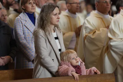 „Eucharystia powinna nas prowadzić do odkrycia kapłańskiej misji Ludu Bożego, kapłańskiej misji każdego z nas” – powiedział Biskup Rzeszowski podczas Mszy Wieczerzy Pańskiej, której przewodniczył w katedrze rzeszowskiej w Wielki Czwartek, 2 kwietnia 2026 r.

Podczas uroczystej liturgii Wielkiego Czwartku w katedrze rzeszowskiej, której przewodniczył bp Jan Wątroba, wierni zostali zaproszeni do refleksji nad tajemnicą Eucharystii, kapłaństwa oraz powołania całego Ludu Bożego do udziału w misji Chrystusa. Na zakończenie homilii biskup zachęcił do szczególnej modlitwy za kapłanów, zwłaszcza tych przeżywających trudności i kryzysy. „Panie Jezu, dobry pasterzu i towarzyszu wędrówki, dziś powierzamy Ci wszystkich kapłanów, ale zwłaszcza tych, którzy przechodzą chwilę kryzysu” – powiedział Biskup Rzeszowski. Wezwał także wspólnotę wiernych do troski o kapłanów poprzez modlitwę, życzliwość i wsparcie.

Wielkoczwartkowa liturgia w katedrze rzeszowskiej stała się nie tylko dziękczynieniem za dar Eucharystii i kapłaństwa, ale także wezwaniem do odnowienia świadomości odpowiedzialności każdego wiernego za życie Kościoła i świadectwo wiary w świecie. fot. ks. Jakub Oczkowicz
