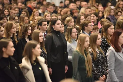 W niedzielę, 24 listopada 2024 r., w uroczystość Jezusa Chrystusa Króla Wszechświata obchodzony jest Światowy Dzień Młodzieży, a także jest to święto patronalne Akcji Katolickiej i Katolickiego Stowarzyszenia Młodzieży. Świętowanie uroczystości Jezusa Chrystusa Króla Wszechświata i 39. Światowego Dnia Młodzieży w diecezji rozpoczęła Eucharystia w katedrze rzeszowskiej, której przewodniczył bp Jan Wątroba. Eucharystię koncelebrowało 60 księży, głównie asystentów Katolickiego Stowarzyszenia Młodzieży, oddziałów Akcji Katolickiej i duszpasterzy młodzieży. W kościele katedralnym w liturgii uczestniczyło prawie 2000 młodych ludzi i kilkaset osób związanych z Akcją Katolicką. Po homilii 60 osób z różnych parafii złożyło przyrzeczenie, poprzez które zostali włączeni do Katolickiego Stowarzyszenia Młodzieży. Kandydaci, przed sztandarem KSM, wypowiedzieli słowa przysięgi: Uroczyście przyrzekam pracować nad sobą, aby móc całym życiem wiernie służyć Bogu, Kościołowi i Ojczyźnie, czynić dobro ludziom, być dobrym członkiem Katolickiego Stowarzyszenia Młodzieży. Po Eucharystii w kościele katedralnym młodzież udała się w uroczystym przemarszu ulicami miasta do Uniwersytetu Rzeszowskiego, gdzie odbywa się druga część obchodów 39. Światowego Dnia Młodzieży pod hasłem „Królewska Uczta”. fot. ks. Jakub Oczkowicz