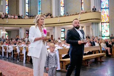 Maj to dla wielu najpiękniejszy miesiąc w roku. W liturgii Kościoła szczególnie wtedy czcimy Maryję oraz radujemy się ze Zmartwychwstania Pańskiego.
W niedzielę 12 maja w naszej Katedrze dzieci z klas III doświadczyły równie wielkiej radości po raz pierwszy w pełni uczestnicząc we Mszy Świętej. To niezwykłe spotkanie z Chrystusem w Komunii Świętej zostało poprzedzone przygotowaniem poprzez katechezy w szkole i spotkania w parafii, a także spowiedzią.
Poprzez niedzielną Eucharystie o godz. 12.00 celebrowaną przez ks. Krzysztofa Gołąbka, proboszcza naszej Katedry, 78 dzieci rozpoczęło wielką przygodę z Jezusem ukrytym w Najświętszym Sakramencie. Towarzyszyli im rodzice, którzy wraz ze swoimi dziećmi przygotowywali się do tego wydarzenia, a także najbliższa rodzina. Posługę w liturgii Mszy Świętej pełniły dzieci pierwszokomunijne oraz ich rodzice.
Wielka radość serc dzieci komunijnych promieniowała na wszystkich uczestników Mszy Świętej i przypominała zebranym na liturgii, że spotkanie z Jezusem Eucharystycznym to przywilej i wielkie szczęście. Czas tej wielkiej radości został przedłużony przez „Biały Tydzień”, w którym dzieci uczestniczyły w wieczornej Eucharystii, przyjmując Jezusa do swoich serc. 
Wszystkim dzieciom, które w tym roku przeżywały swoją Pierwszą Komunię Świętą, życzymy, aby nie gasł w nich zapał do poznawania Jezusa i Jego nauki, a radość, jaka towarzyszyła tym dniom, była nieodłączną towarzyszką ich spotkań z Jezusem w Eucharystii. A s. Julicie i ks. Julianowi dziękujemy za serce włożone w przygotowanie dzieci do tego wielkiego wydarzenia.
 
fot. Fotografia-64 Wacław Patro