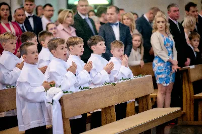 Maj to dla wielu najpiękniejszy miesiąc w roku. W liturgii Kościoła szczególnie wtedy czcimy Maryję oraz radujemy się ze Zmartwychwstania Pańskiego.
W niedzielę 12 maja w naszej Katedrze dzieci z klas III doświadczyły równie wielkiej radości po raz pierwszy w pełni uczestnicząc we Mszy Świętej. To niezwykłe spotkanie z Chrystusem w Komunii Świętej zostało poprzedzone przygotowaniem poprzez katechezy w szkole i spotkania w parafii, a także spowiedzią.
Poprzez niedzielną Eucharystie o godz. 12.00 celebrowaną przez ks. Krzysztofa Gołąbka, proboszcza naszej Katedry, 78 dzieci rozpoczęło wielką przygodę z Jezusem ukrytym w Najświętszym Sakramencie. Towarzyszyli im rodzice, którzy wraz ze swoimi dziećmi przygotowywali się do tego wydarzenia, a także najbliższa rodzina. Posługę w liturgii Mszy Świętej pełniły dzieci pierwszokomunijne oraz ich rodzice.
Wielka radość serc dzieci komunijnych promieniowała na wszystkich uczestników Mszy Świętej i przypominała zebranym na liturgii, że spotkanie z Jezusem Eucharystycznym to przywilej i wielkie szczęście. Czas tej wielkiej radości został przedłużony przez „Biały Tydzień”, w którym dzieci uczestniczyły w wieczornej Eucharystii, przyjmując Jezusa do swoich serc. 
Wszystkim dzieciom, które w tym roku przeżywały swoją Pierwszą Komunię Świętą, życzymy, aby nie gasł w nich zapał do poznawania Jezusa i Jego nauki, a radość, jaka towarzyszyła tym dniom, była nieodłączną towarzyszką ich spotkań z Jezusem w Eucharystii. A s. Julicie i ks. Julianowi dziękujemy za serce włożone w przygotowanie dzieci do tego wielkiego wydarzenia.
 
fot. Fotografia-64 Wacław Patro