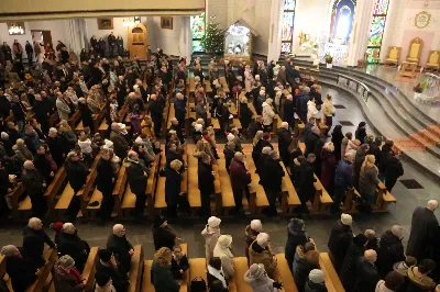 W drugi dzień oktawy Narodzenia Pańskiego o godz. 12.00 w Rzeszowskiej Katedrze została odprawiona uroczysta Eucharystia ku czci św. Szczepana, pierwszego męczennika oraz odbyło się spotkanie opłatkowe Katedralnego Chóru Chłopięco-Męskiego „Pueri Cantores Resovienses”. Eucharystii przewodniczył bp Edward Białogłowski – biskupa pomocniczy senior, a w koncelebrze uczestniczyli ks. Krzysztof Gołąbek – prepozyt kapituły katedralnej i proboszcz Katedry oraz ks. Paweł Matuszewski – notariusz rzeszowskiej Kurii. Kolędy podczas liturgii wykonał Katedralny Chór Chłopięco-Męski „Pueri Cantores Resovienses” pod dyrekcją pani Aleksandry Fiołek-Matuszewskiej. Po Eucharystii, w sali papieskiej odbyło się spotkanie opłatkowe katedralnego chóru. Życzenia błogosławieństwa Bożego od Nowonarodzonego Chrystusa złożył bp Edward Białogłowski. W tradycyjnym przełamaniu opłatkiem, oprócz koncelebrujących Mszę Świętą księży, uczestniczyli: pani Aleksandra Fiołek-Matuszewska – dyrygent chóru, pan Ryszard Bieniek – prezes chóru, ks. Julian Wybraniec, duszpasterz chóru z ramienia Biskupa Rzeszowskiego Jana Wątroby, członkowie zarządu chóru oraz rodzice chórzystów. Fot. Patrycja Pelczar Reszko