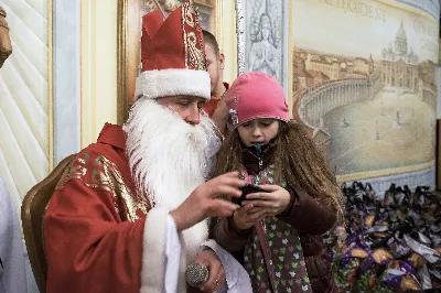 6 grudnia św. Mikołaj przybył także do naszej Katedry. Nie przyszedł z pustymi rękami. Obdarował grzeczne dzieci prezentami i porozmawiał z każdym, kto do niego podszedł. Przekazujemy pozdrowienia od św. Mikołaja dla całej parafii i obietnicę wizyty w przyszłym roku.  fot. Joanna Prasoł