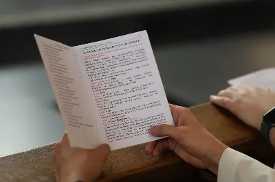 „Eucharystia powinna nas prowadzić do odkrycia kapłańskiej misji Ludu Bożego, kapłańskiej misji każdego z nas” – powiedział Biskup Rzeszowski podczas Mszy Wieczerzy Pańskiej, której przewodniczył w katedrze rzeszowskiej w Wielki Czwartek, 2 kwietnia 2026 r.

Podczas uroczystej liturgii Wielkiego Czwartku w katedrze rzeszowskiej, której przewodniczył bp Jan Wątroba, wierni zostali zaproszeni do refleksji nad tajemnicą Eucharystii, kapłaństwa oraz powołania całego Ludu Bożego do udziału w misji Chrystusa. Na zakończenie homilii biskup zachęcił do szczególnej modlitwy za kapłanów, zwłaszcza tych przeżywających trudności i kryzysy. „Panie Jezu, dobry pasterzu i towarzyszu wędrówki, dziś powierzamy Ci wszystkich kapłanów, ale zwłaszcza tych, którzy przechodzą chwilę kryzysu” – powiedział Biskup Rzeszowski. Wezwał także wspólnotę wiernych do troski o kapłanów poprzez modlitwę, życzliwość i wsparcie.

Wielkoczwartkowa liturgia w katedrze rzeszowskiej stała się nie tylko dziękczynieniem za dar Eucharystii i kapłaństwa, ale także wezwaniem do odnowienia świadomości odpowiedzialności każdego wiernego za życie Kościoła i świadectwo wiary w świecie. fot. ks. Jakub Oczkowicz