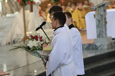 „Eucharystia powinna nas prowadzić do odkrycia kapłańskiej misji Ludu Bożego, kapłańskiej misji każdego z nas” – powiedział Biskup Rzeszowski podczas Mszy Wieczerzy Pańskiej, której przewodniczył w katedrze rzeszowskiej w Wielki Czwartek, 2 kwietnia 2026 r.

Podczas uroczystej liturgii Wielkiego Czwartku w katedrze rzeszowskiej, której przewodniczył bp Jan Wątroba, wierni zostali zaproszeni do refleksji nad tajemnicą Eucharystii, kapłaństwa oraz powołania całego Ludu Bożego do udziału w misji Chrystusa. Na zakończenie homilii biskup zachęcił do szczególnej modlitwy za kapłanów, zwłaszcza tych przeżywających trudności i kryzysy. „Panie Jezu, dobry pasterzu i towarzyszu wędrówki, dziś powierzamy Ci wszystkich kapłanów, ale zwłaszcza tych, którzy przechodzą chwilę kryzysu” – powiedział Biskup Rzeszowski. Wezwał także wspólnotę wiernych do troski o kapłanów poprzez modlitwę, życzliwość i wsparcie.

Wielkoczwartkowa liturgia w katedrze rzeszowskiej stała się nie tylko dziękczynieniem za dar Eucharystii i kapłaństwa, ale także wezwaniem do odnowienia świadomości odpowiedzialności każdego wiernego za życie Kościoła i świadectwo wiary w świecie. fot. ks. Jakub Oczkowicz