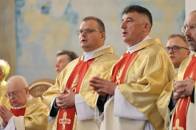 „Eucharystia powinna nas prowadzić do odkrycia kapłańskiej misji Ludu Bożego, kapłańskiej misji każdego z nas” – powiedział Biskup Rzeszowski podczas Mszy Wieczerzy Pańskiej, której przewodniczył w katedrze rzeszowskiej w Wielki Czwartek, 2 kwietnia 2026 r.

Podczas uroczystej liturgii Wielkiego Czwartku w katedrze rzeszowskiej, której przewodniczył bp Jan Wątroba, wierni zostali zaproszeni do refleksji nad tajemnicą Eucharystii, kapłaństwa oraz powołania całego Ludu Bożego do udziału w misji Chrystusa. Na zakończenie homilii biskup zachęcił do szczególnej modlitwy za kapłanów, zwłaszcza tych przeżywających trudności i kryzysy. „Panie Jezu, dobry pasterzu i towarzyszu wędrówki, dziś powierzamy Ci wszystkich kapłanów, ale zwłaszcza tych, którzy przechodzą chwilę kryzysu” – powiedział Biskup Rzeszowski. Wezwał także wspólnotę wiernych do troski o kapłanów poprzez modlitwę, życzliwość i wsparcie.

Wielkoczwartkowa liturgia w katedrze rzeszowskiej stała się nie tylko dziękczynieniem za dar Eucharystii i kapłaństwa, ale także wezwaniem do odnowienia świadomości odpowiedzialności każdego wiernego za życie Kościoła i świadectwo wiary w świecie. fot. ks. Jakub Oczkowicz