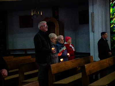 „Zaiste, godna jesteś, Matko, wszelkiej chwały, któraś między wszystkimi świętymi Najświętsze zrodziła Słowo. Od przyszłej kary wybaw nas, którzy pospołu do Ciebie wołamy: Alleluja”. Tymi słowami wychwalali Matkę Bożą zgromadzeni w rzeszowskiej katedrze w wigilię jednej z najważniejszych uroczystości w Kościele – uroczystości Niepokalanego Poczęcia Najświętszej Maryi Panny. W tym szczególnym dniu miało miejsce nabożeństwo Akatystu ku czci Bogurodzicy – jednego z najstarszych hymnów liturgicznych wychwalających Najświętszą Maryję Pannę.

Nabożeństwo zyskało szczególną rangę, gdyż wraz z wiernymi modlił się także Biskup Rzeszowski Jan Wątroba, co podkreślało doniosłość tego wydarzenia dla katedralnej wspólnoty.

Historia Akatystu sięga V wieku, a jego autorstwo przypisuje się świętemu Romanowi Pieśniarzowi. Według tradycji, święty otrzymał hymn w niezwykły sposób – miał się mu objawić we śnie Niebiański Wysłannik i wręczyć zwój z tekstem. Rankiem święty Roman wyśpiewał jego treść, a hymn ten przez wieki rozbrzmiewa ku czci Bogurodzicy. Według jednej z podań historycznych, Akatyst został po raz pierwszy wykonany 7 sierpnia 626 roku, gdy – za wstawiennictwem Maryi – miasto Konstantynopol zostało cudownie uratowane przed najazdem. Wtedy też mieszkańcy śpiewali hymn całą noc, stojąc na znak wdzięczności i czci.

Choć Akatyst wywodzi się z tradycji bizantyńskiej i jest ściśle związany z liturgią wschodnią, już w VIII wieku został przetłumaczony na łacinę, a później na wiele języków narodowych. W ten sposób trafił także do praktyki liturgicznej Kościoła Zachodniego. Współcześnie jest odmawiany i śpiewany w wielu kościołach w Polsce – zwłaszcza przy okazji uroczystości maryjnych, takich jak 8 grudnia (Niepokalane Poczęcie NMP) czy 25 marca (Zwiastowanie NMP).

Akatyst składa się z 24 zwrotek, które ułożone są według kolejnych liter alfabetu. Każda strofa wprowadza głęboką refleksję nad tajemnicą Wcielenia Słowa i rolą Maryi w planie zbawienia. Niezwykłym elementem tej modlitwy jest fakt, że każda dłuższa strofa rozpoczyna się uroczystym „Witaj”, a kończy wezwaniem „Witaj Oblubienico Dziewicza”. Ze względu na greckie znaczenie słowa akathistos („nie siedzący”), hymn wykonuje się na stojąco.

W przeddzień uroczystości Niepokalanego Poczęcia NMP wierni licznie zgromadzili się w rzeszowskiej katedrze, by wspólnie uwielbiać Tę, która została zachowana od zmazy pierworodnej. Wprowadzenia w modlitwę Akatystu dokonał ks. Julian Wybraniec, przypominając historię tego starożytnego nabożeństwa i objaśniając jego strukturę. Po uroczystej procesji wejścia, przy figurze Matki Bożej Fatimskiej, rozpoczęto modlitwę wezwaniem „O Waleczna Hetmanko”. Nabożeństwu przewodniczył ks. Karol Migut, wikariusz katedralny, a trzygłosowy śpiew poprowadziła Katedralna Schola Liturgiczna pod dyrekcją ks. Juliana Wybrańca.

Wyjątkowy klimat tej modlitwy podkreślały elementy pełne symboliki – figura Matki Bożej wielokrotnie okadzana, światła w świątyni niemal całkowicie zgaszone, a jedynym światłem stały się zapalone świece trzymane w dłoniach wiernych. Nabożeństwo zakończyło się uroczystym błogosławieństwem i rozesłaniem.

Bogactwo duchowe i teologiczne Akatystu pozwoliło uczestnikom nie tylko przygotować się do uroczystości Niepokalanego Poczęcia, ale także pogłębić refleksję nad rolą Maryi w Boskim planie zbawienia. Wyszeptane i uniesione modlitwy pomogły wiernym dostrzec, że Maryja jest Przewodniczką na drodze przygotowania do przyjścia Zbawiciela – zarówno w nadchodzącego Bożego Narodzenia, jak i w oczekiwanym powtórnym przyjściu Chrystusa na ziemię.

Niech ta modlitwa, odwieczna w swojej treści i dziś odżywająca przez wspólne uczestnictwo, pogłębi w nas wiarę, nadzieję i miłość – zwłaszcza w czasie Adwentu.

Angelika Karnasiewicz, fot. Antoni Ważny