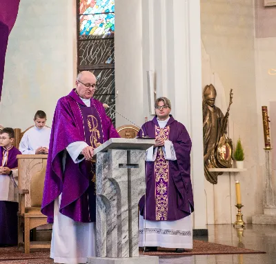 W V Niedzielę Wielkiego Postu, podczas Mszy Świętej o godz. 12:00, ks. Krzysztof Gołąbek – proboszcz naszej Katedry, przyjął do grona Liturgicznej Służby Ołtarza siedmiu nowych ministrantów.  Po odpowiednim przygotowaniu, pod czujnym okiem ks. Pawła Wójcika oraz animatorów Adama i Miłosza, chłopcy otrzymali stopień ministranta choralisty – po raz pierwszy założyli kołnierzyki i otrzymali legitymacje ministranckie. To wyjątkowy moment i ogromna radość dla naszej wspólnoty! Podczas Mszy Świętej zaśpiewała Dziewczęca Schola Katedralna. Serdecznie gratulujemy chłopcom odwagi oraz życzymy wytrwałości w tej pięknej służbie przy Ołtarzu Pana Jezusa. Jeśli chcesz dołączyć do grona ministrantów – serdecznie zapraszamy! Zainteresowanych prosimy o kontakt z ks. Pawłem Wójcikiem.
fot. Antoni Ważny