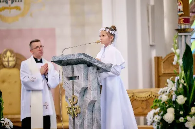 Maj to dla wielu najpiękniejszy miesiąc w roku. W liturgii Kościoła szczególnie wtedy czcimy Maryję oraz radujemy się ze Zmartwychwstania Pańskiego.
W niedzielę 12 maja w naszej Katedrze dzieci z klas III doświadczyły równie wielkiej radości po raz pierwszy w pełni uczestnicząc we Mszy Świętej. To niezwykłe spotkanie z Chrystusem w Komunii Świętej zostało poprzedzone przygotowaniem poprzez katechezy w szkole i spotkania w parafii, a także spowiedzią.
Poprzez niedzielną Eucharystie o godz. 12.00 celebrowaną przez ks. Krzysztofa Gołąbka, proboszcza naszej Katedry, 78 dzieci rozpoczęło wielką przygodę z Jezusem ukrytym w Najświętszym Sakramencie. Towarzyszyli im rodzice, którzy wraz ze swoimi dziećmi przygotowywali się do tego wydarzenia, a także najbliższa rodzina. Posługę w liturgii Mszy Świętej pełniły dzieci pierwszokomunijne oraz ich rodzice.
Wielka radość serc dzieci komunijnych promieniowała na wszystkich uczestników Mszy Świętej i przypominała zebranym na liturgii, że spotkanie z Jezusem Eucharystycznym to przywilej i wielkie szczęście. Czas tej wielkiej radości został przedłużony przez „Biały Tydzień”, w którym dzieci uczestniczyły w wieczornej Eucharystii, przyjmując Jezusa do swoich serc. 
Wszystkim dzieciom, które w tym roku przeżywały swoją Pierwszą Komunię Świętą, życzymy, aby nie gasł w nich zapał do poznawania Jezusa i Jego nauki, a radość, jaka towarzyszyła tym dniom, była nieodłączną towarzyszką ich spotkań z Jezusem w Eucharystii. A s. Julicie i ks. Julianowi dziękujemy za serce włożone w przygotowanie dzieci do tego wielkiego wydarzenia.
 
fot. Fotografia-64 Wacław Patro