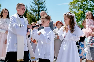 Maj to dla wielu najpiękniejszy miesiąc w roku. W liturgii Kościoła szczególnie wtedy czcimy Maryję oraz radujemy się ze Zmartwychwstania Pańskiego.
W niedzielę 12 maja w naszej Katedrze dzieci z klas III doświadczyły równie wielkiej radości po raz pierwszy w pełni uczestnicząc we Mszy Świętej. To niezwykłe spotkanie z Chrystusem w Komunii Świętej zostało poprzedzone przygotowaniem poprzez katechezy w szkole i spotkania w parafii, a także spowiedzią.
Poprzez niedzielną Eucharystie o godz. 12.00 celebrowaną przez ks. Krzysztofa Gołąbka, proboszcza naszej Katedry, 78 dzieci rozpoczęło wielką przygodę z Jezusem ukrytym w Najświętszym Sakramencie. Towarzyszyli im rodzice, którzy wraz ze swoimi dziećmi przygotowywali się do tego wydarzenia, a także najbliższa rodzina. Posługę w liturgii Mszy Świętej pełniły dzieci pierwszokomunijne oraz ich rodzice.
Wielka radość serc dzieci komunijnych promieniowała na wszystkich uczestników Mszy Świętej i przypominała zebranym na liturgii, że spotkanie z Jezusem Eucharystycznym to przywilej i wielkie szczęście. Czas tej wielkiej radości został przedłużony przez „Biały Tydzień”, w którym dzieci uczestniczyły w wieczornej Eucharystii, przyjmując Jezusa do swoich serc. 
Wszystkim dzieciom, które w tym roku przeżywały swoją Pierwszą Komunię Świętą, życzymy, aby nie gasł w nich zapał do poznawania Jezusa i Jego nauki, a radość, jaka towarzyszyła tym dniom, była nieodłączną towarzyszką ich spotkań z Jezusem w Eucharystii. A s. Julicie i ks. Julianowi dziękujemy za serce włożone w przygotowanie dzieci do tego wielkiego wydarzenia.
 
fot. Fotografia-64 Wacław Patro