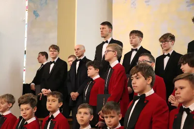 W niedzielę, 16 listopada, w Katedrze pw. Najświętszego Serca Pana Jezusa w Rzeszowie odbyła się uroczysta Msza Święta z okazji jubileuszu 40-lecia Katedralnego Chóru Chłopięco-Męskiego „Pueri Cantores Resovienses”. Eucharystii przewodniczył ks. Krzysztof Gołąbek, proboszcz Katedry.

Pod batutą Aleksandry Fiołek-Matuszewskiej oraz chórzysty Marcelego Kyca chór wykonał kilka utworów ze swojego repertuaru, wypełniając Katedrę pięknem muzyki sakralnej.

Wyjątkowym momentem było przyjęcie dziesięciu chłopców do grona chórzystów. W asyście prezesa chóru, Ryszarda Bieńka, młodzi śpiewacy złożyli uroczyste przyrzeczenie godnego reprezentowania chóru, Katedry Rzeszowskiej i miasta.

Radość przeżywały także dzieci przygotowujące się do I Komunii Świętej, które podczas Mszy Świętej otrzymały swoje pierwsze modlitewniki. W homilii ks. Julian Wybraniec, duszpasterz chóru z ramienia bpa Jana Wątroby, przypomniał o znaczeniu modlitewnika w życiu każdego chrześcijanina.

Przed nami kolejna uroczystość! Już 24 listopada o godz. 18.00 w Instytucie Teologiczno-Pastoralnym w Rzeszowie odbędzie się wyjątkowy koncert jubileuszowy. 

fot. Patrycja Pelczar Reszko