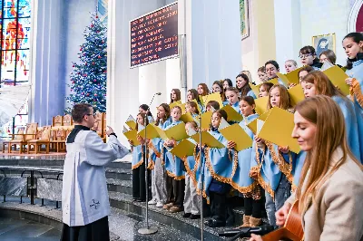 W niedzielę 11 stycznia 2026 r., na zakończenie rodzinnej Mszy Świętej o godz. 12.00, odbyło się uroczyste podsumowanie roku formacyjnego Liturgicznej Służby Ołtarza Katedry Rzeszowskiej.

Statuetkę Złotego Ministranta otrzymali Karol Kowalski oraz Dawid Pruchnicki.
Statuetkę Srebrnego Ministranta otrzymał Piotr Warzybok.
Statuetkę Brązowego Ministranta otrzymał Paweł Górka.

Wszystkim nagrodzonym serdecznie gratulujemy, a pozostałych ministrantów zachęcamy do dalszej, wytrwałej i gorliwej służby przy ołtarzu.

Serdecznie dziękujemy osobom i firmom wspierającym działalność Liturgicznej Służby Ołtarza:
– Państwu Jolancie i Sławomirowi Zawidlakom (Majstal – cięcie laserowe),
– Państwu Sylwii i Łukaszowi Kowalskim (drukowalscy.pl) za przygotowanie projektu i ufundowanie statuetek,
– Państwu Annie i Sławomirowi Wilkom (Matteo Travel – Biuro Podróży) za wsparcie finansowe, które umożliwia ministrantom nieodpłatne korzystanie z hali sportowej.

Wyrażamy wdzięczność wszystkim parafianom, którzy w uroczystość Objawienia Pańskiego zakupili „kadzidło”, wspierając w ten sposób Fundusz Ministrancki.

Dziękujemy przede wszystkim ks. Pawłowi Wójcikowi za codzienną troskę, opiekę i formację Liturgicznej Służby Ołtarza.

Zapraszamy wszystkich chłopców, którzy chcieliby dołączyć do grona Liturgicznej Służby Ołtarza. Służba przy ołtarzu to piękna droga pogłębiania wiary, nauki odpowiedzialności oraz współtworzenia piękna liturgii.

Fot. Joanna Prasoł