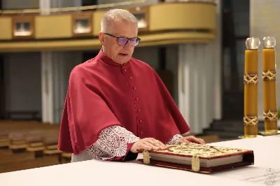 We wtorek 24 marca, w Katedrze Rzeszowskiej o godz. 19.00 podczas I Nieszporów Uroczystości Zwiastowania Pańskiego odbył się obrzęd wprowadzenia nowych kanoników Kapituły Katedralnej w Rzeszowie. Liturgii Nieszporów przewodniczył ks. Krzysztof Gołąbek, proboszcz Katedry i prepozyt Kapituły Katedralnej. Do grona kanoników katedralnych dołączyli: ks. dr Stanisław Kamiński, Wikariusz Biskupi ds. Życia Konsekrowanego oraz proboszcz parafii św. Józefa w Głogowie Małopolskim, ks. Jacek Szczęch, proboszcz parafii Matki Bożej Nieustającej Pomocy i św. Floriana w Rzeszowie oraz wykładowca w Instytucie Wyższych Studiów Teologicznych w Rzeszowie, ks. dr Lucjan Dyka, proboszcz parafii pw. św. Józefa Sebastiana Pelczara w Rzeszowie oraz wykładowca w Diecezjalnym Studium Organistowskim w Rzeszowie, ks. dr Piotr Potyrała, Dyrektor Caritas Diecezji Rzeszowskiej. fot. ks. Jakub Oczkowicz