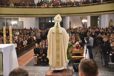 W niedzielę, 24 listopada 2024 r., w uroczystość Jezusa Chrystusa Króla Wszechświata obchodzony jest Światowy Dzień Młodzieży, a także jest to święto patronalne Akcji Katolickiej i Katolickiego Stowarzyszenia Młodzieży. Świętowanie uroczystości Jezusa Chrystusa Króla Wszechświata i 39. Światowego Dnia Młodzieży w diecezji rozpoczęła Eucharystia w katedrze rzeszowskiej, której przewodniczył bp Jan Wątroba. Eucharystię koncelebrowało 60 księży, głównie asystentów Katolickiego Stowarzyszenia Młodzieży, oddziałów Akcji Katolickiej i duszpasterzy młodzieży. W kościele katedralnym w liturgii uczestniczyło prawie 2000 młodych ludzi i kilkaset osób związanych z Akcją Katolicką. Po homilii 60 osób z różnych parafii złożyło przyrzeczenie, poprzez które zostali włączeni do Katolickiego Stowarzyszenia Młodzieży. Kandydaci, przed sztandarem KSM, wypowiedzieli słowa przysięgi: Uroczyście przyrzekam pracować nad sobą, aby móc całym życiem wiernie służyć Bogu, Kościołowi i Ojczyźnie, czynić dobro ludziom, być dobrym członkiem Katolickiego Stowarzyszenia Młodzieży. Po Eucharystii w kościele katedralnym młodzież udała się w uroczystym przemarszu ulicami miasta do Uniwersytetu Rzeszowskiego, gdzie odbywa się druga część obchodów 39. Światowego Dnia Młodzieży pod hasłem „Królewska Uczta”. fot. ks. Jakub Oczkowicz