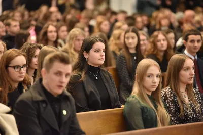 W niedzielę, 24 listopada 2024 r., w uroczystość Jezusa Chrystusa Króla Wszechświata obchodzony jest Światowy Dzień Młodzieży, a także jest to święto patronalne Akcji Katolickiej i Katolickiego Stowarzyszenia Młodzieży. Świętowanie uroczystości Jezusa Chrystusa Króla Wszechświata i 39. Światowego Dnia Młodzieży w diecezji rozpoczęła Eucharystia w katedrze rzeszowskiej, której przewodniczył bp Jan Wątroba. Eucharystię koncelebrowało 60 księży, głównie asystentów Katolickiego Stowarzyszenia Młodzieży, oddziałów Akcji Katolickiej i duszpasterzy młodzieży. W kościele katedralnym w liturgii uczestniczyło prawie 2000 młodych ludzi i kilkaset osób związanych z Akcją Katolicką. Po homilii 60 osób z różnych parafii złożyło przyrzeczenie, poprzez które zostali włączeni do Katolickiego Stowarzyszenia Młodzieży. Kandydaci, przed sztandarem KSM, wypowiedzieli słowa przysięgi: Uroczyście przyrzekam pracować nad sobą, aby móc całym życiem wiernie służyć Bogu, Kościołowi i Ojczyźnie, czynić dobro ludziom, być dobrym członkiem Katolickiego Stowarzyszenia Młodzieży. Po Eucharystii w kościele katedralnym młodzież udała się w uroczystym przemarszu ulicami miasta do Uniwersytetu Rzeszowskiego, gdzie odbywa się druga część obchodów 39. Światowego Dnia Młodzieży pod hasłem „Królewska Uczta”. fot. ks. Jakub Oczkowicz