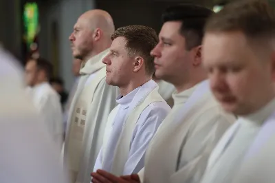 „Eucharystia powinna nas prowadzić do odkrycia kapłańskiej misji Ludu Bożego, kapłańskiej misji każdego z nas” – powiedział Biskup Rzeszowski podczas Mszy Wieczerzy Pańskiej, której przewodniczył w katedrze rzeszowskiej w Wielki Czwartek, 2 kwietnia 2026 r.

Podczas uroczystej liturgii Wielkiego Czwartku w katedrze rzeszowskiej, której przewodniczył bp Jan Wątroba, wierni zostali zaproszeni do refleksji nad tajemnicą Eucharystii, kapłaństwa oraz powołania całego Ludu Bożego do udziału w misji Chrystusa. Na zakończenie homilii biskup zachęcił do szczególnej modlitwy za kapłanów, zwłaszcza tych przeżywających trudności i kryzysy. „Panie Jezu, dobry pasterzu i towarzyszu wędrówki, dziś powierzamy Ci wszystkich kapłanów, ale zwłaszcza tych, którzy przechodzą chwilę kryzysu” – powiedział Biskup Rzeszowski. Wezwał także wspólnotę wiernych do troski o kapłanów poprzez modlitwę, życzliwość i wsparcie.

Wielkoczwartkowa liturgia w katedrze rzeszowskiej stała się nie tylko dziękczynieniem za dar Eucharystii i kapłaństwa, ale także wezwaniem do odnowienia świadomości odpowiedzialności każdego wiernego za życie Kościoła i świadectwo wiary w świecie. fot. ks. Jakub Oczkowicz