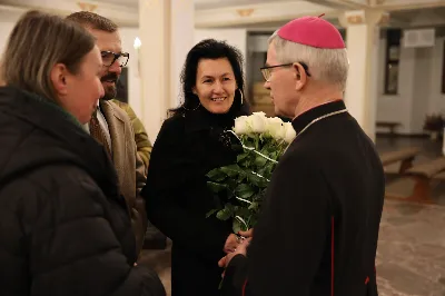 W liturgiczne wspomnienie św. Jana Apostoła (27 grudnia) w katedrze rzeszowskiej celebrowano Eucharystię, której przewodniczył bp Jan Wątroba. Mszę św. koncelebrował abp Edward Nowak, bp Edward Białogłowski, a także ok. 60 kapłanów, którzy wraz z przedstawicielami wspólnot, stowarzyszeń i instytucji modlili się w intencji Biskupa Rzeszowskiego z okazji jego imienin.
Homilię wygłosił ks. Janusz Kosior, proboszcz parafii pw. św. Jadwigi Królowej w Rzeszowie.
Na zakończenie Mszy św. bp Jan Wątroba podziękował za modlitwę i życzenia. 
fot. ks. Jakub Oczkowicz
