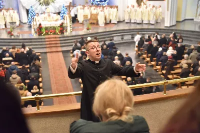 Uroczystej liturgii w uroczystość Objawienia Pańskiego w katedrze rzeszowskiej przewodniczył bp Jan Wątroba. W koncelebrze wziął udział bp Kazimierz Górny oraz kilkudziesięciu kapłanów. Szczególną intencją Eucharystii była modlitwa za bp. Kazimierza Górnego, obchodzącego 40. rocznicę sakry biskupiej oraz za bp. Edwarda Białogłowskiego, który święcenia biskupie przyjął 37 lat temu.
Na początku liturgii przedstawiciele parafii przekazali życzenia Biskupom Seniorom. Po odczytaniu Ewangelii, zgodnie z dawnym zwyczajem, wygłoszono Anuncjacę, czyli ogłoszenie dat Świąt Paschalnych i innych świąt ruchomych w bieżącym roku liturgicznym. Obrzęd ten ma na celu przypomnienie, że całe życie chrześcijanina i liturgia Kościoła, zmierzają ku najważniejszej tajemnicy, Paschy Chrystusa. Podczas liturgii, zgodnie ze świątecznym zwyczajem, pobłogosławiono kredę i kadzidło.
Na zakończenie Mszy św. bp Kazimierz Górny podziękował uczestnikom liturgii za wspólną modlitwę i przekazane życzenia. fot. ks. Jakub Oczkowicz