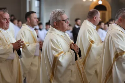 „Eucharystia powinna nas prowadzić do odkrycia kapłańskiej misji Ludu Bożego, kapłańskiej misji każdego z nas” – powiedział Biskup Rzeszowski podczas Mszy Wieczerzy Pańskiej, której przewodniczył w katedrze rzeszowskiej w Wielki Czwartek, 2 kwietnia 2026 r.

Podczas uroczystej liturgii Wielkiego Czwartku w katedrze rzeszowskiej, której przewodniczył bp Jan Wątroba, wierni zostali zaproszeni do refleksji nad tajemnicą Eucharystii, kapłaństwa oraz powołania całego Ludu Bożego do udziału w misji Chrystusa. Na zakończenie homilii biskup zachęcił do szczególnej modlitwy za kapłanów, zwłaszcza tych przeżywających trudności i kryzysy. „Panie Jezu, dobry pasterzu i towarzyszu wędrówki, dziś powierzamy Ci wszystkich kapłanów, ale zwłaszcza tych, którzy przechodzą chwilę kryzysu” – powiedział Biskup Rzeszowski. Wezwał także wspólnotę wiernych do troski o kapłanów poprzez modlitwę, życzliwość i wsparcie.

Wielkoczwartkowa liturgia w katedrze rzeszowskiej stała się nie tylko dziękczynieniem za dar Eucharystii i kapłaństwa, ale także wezwaniem do odnowienia świadomości odpowiedzialności każdego wiernego za życie Kościoła i świadectwo wiary w świecie. fot. ks. Jakub Oczkowicz
