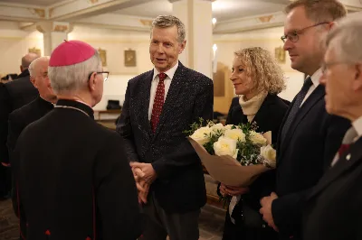 W liturgiczne wspomnienie św. Jana Apostoła (27 grudnia) w katedrze rzeszowskiej celebrowano Eucharystię, której przewodniczył bp Jan Wątroba. Mszę św. koncelebrował abp Edward Nowak, bp Edward Białogłowski, a także ok. 60 kapłanów, którzy wraz z przedstawicielami wspólnot, stowarzyszeń i instytucji modlili się w intencji Biskupa Rzeszowskiego z okazji jego imienin.
Homilię wygłosił ks. Janusz Kosior, proboszcz parafii pw. św. Jadwigi Królowej w Rzeszowie.
Na zakończenie Mszy św. bp Jan Wątroba podziękował za modlitwę i życzenia. 
fot. ks. Jakub Oczkowicz
