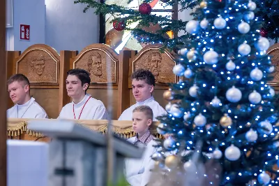 W niedzielę 11 stycznia 2026 r., na zakończenie rodzinnej Mszy Świętej o godz. 12.00, odbyło się uroczyste podsumowanie roku formacyjnego Liturgicznej Służby Ołtarza Katedry Rzeszowskiej.

Statuetkę Złotego Ministranta otrzymali Karol Kowalski oraz Dawid Pruchnicki.
Statuetkę Srebrnego Ministranta otrzymał Piotr Warzybok.
Statuetkę Brązowego Ministranta otrzymał Paweł Górka.

Wszystkim nagrodzonym serdecznie gratulujemy, a pozostałych ministrantów zachęcamy do dalszej, wytrwałej i gorliwej służby przy ołtarzu.

Serdecznie dziękujemy osobom i firmom wspierającym działalność Liturgicznej Służby Ołtarza:
– Państwu Jolancie i Sławomirowi Zawidlakom (Majstal – cięcie laserowe),
– Państwu Sylwii i Łukaszowi Kowalskim (drukowalscy.pl) za przygotowanie projektu i ufundowanie statuetek,
– Państwu Annie i Sławomirowi Wilkom (Matteo Travel – Biuro Podróży) za wsparcie finansowe, które umożliwia ministrantom nieodpłatne korzystanie z hali sportowej.

Wyrażamy wdzięczność wszystkim parafianom, którzy w uroczystość Objawienia Pańskiego zakupili „kadzidło”, wspierając w ten sposób Fundusz Ministrancki.

Dziękujemy przede wszystkim ks. Pawłowi Wójcikowi za codzienną troskę, opiekę i formację Liturgicznej Służby Ołtarza.

Zapraszamy wszystkich chłopców, którzy chcieliby dołączyć do grona Liturgicznej Służby Ołtarza. Służba przy ołtarzu to piękna droga pogłębiania wiary, nauki odpowiedzialności oraz współtworzenia piękna liturgii.

Fot. Joanna Prasoł