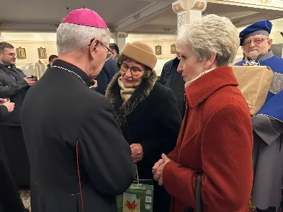 W liturgiczne wspomnienie św. Jana Apostoła (27.12.) w katedrze rzeszowskiej celebrowano Eucharystię, której przewodniczył bp Jan Wątroba. Mszę św. koncelebrował bp Edward Białogłowski, a także ok. 60 kapłanów, którzy wraz z przedstawicielami wspólnot, stowarzyszeń i instytucji modlili się w intencji Biskupa Rzeszowskiego z okazji jego imienin. Homilię wygłosił ks. Tomasz Nowak, proboszcz parafii pw. Świętego Krzyża w Rzeszowie, który pełni również funkcję dziekana dekanatu Rzeszów-Fara oraz wicedyrektora Katolickiego Radia Via. Na zakończenie Mszy św. bp Jan Wątroba podziękował za modlitwę i życzenia.