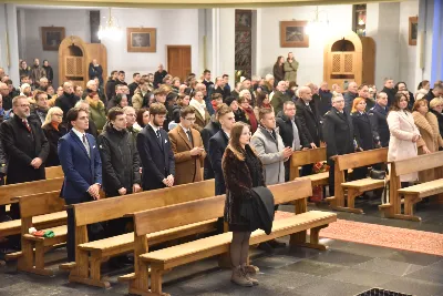 Uroczystej liturgii w uroczystość Objawienia Pańskiego w katedrze rzeszowskiej przewodniczył bp Jan Wątroba. W koncelebrze wziął udział bp Kazimierz Górny oraz kilkudziesięciu kapłanów. Szczególną intencją Eucharystii była modlitwa za bp. Kazimierza Górnego, obchodzącego 40. rocznicę sakry biskupiej oraz za bp. Edwarda Białogłowskiego, który święcenia biskupie przyjął 37 lat temu.
Na początku liturgii przedstawiciele parafii przekazali życzenia Biskupom Seniorom. Po odczytaniu Ewangelii, zgodnie z dawnym zwyczajem, wygłoszono Anuncjacę, czyli ogłoszenie dat Świąt Paschalnych i innych świąt ruchomych w bieżącym roku liturgicznym. Obrzęd ten ma na celu przypomnienie, że całe życie chrześcijanina i liturgia Kościoła, zmierzają ku najważniejszej tajemnicy, Paschy Chrystusa. Podczas liturgii, zgodnie ze świątecznym zwyczajem, pobłogosławiono kredę i kadzidło.
Na zakończenie Mszy św. bp Kazimierz Górny podziękował uczestnikom liturgii za wspólną modlitwę i przekazane życzenia. fot. ks. Jakub Oczkowicz