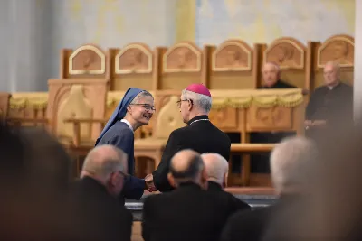 Duchowni diecezji rzeszowskiej spotkali się 8 czerwca 2024 r. w katedrze rzeszowskiej z racji dnia modlitw o uświęcenie kapłanów. Konferencję duchową wygłosiła s. Anna Maria Pudełko, psychopedagog powołania. Mszy św. koncelebrowanej przez ponad 200 kapłanów przewodniczył bp Jan Wątroba. fot. ks. Jakub Oczkowicz