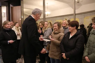 W drugi dzień oktawy Narodzenia Pańskiego o godz. 12.00 w Rzeszowskiej Katedrze została odprawiona uroczysta Eucharystia ku czci św. Szczepana, pierwszego męczennika oraz odbyło się spotkanie opłatkowe Katedralnego Chóru Chłopięco-Męskiego „Pueri Cantores Resovienses”. Eucharystii przewodniczył bp Edward Białogłowski – biskupa pomocniczy senior, a w koncelebrze uczestniczyli ks. Krzysztof Gołąbek – prepozyt kapituły katedralnej i proboszcz Katedry oraz ks. Paweł Matuszewski – notariusz rzeszowskiej Kurii. Kolędy podczas liturgii wykonał Katedralny Chór Chłopięco-Męski „Pueri Cantores Resovienses” pod dyrekcją pani Aleksandry Fiołek-Matuszewskiej. Po Eucharystii, w sali papieskiej odbyło się spotkanie opłatkowe katedralnego chóru. Życzenia błogosławieństwa Bożego od Nowonarodzonego Chrystusa złożył bp Edward Białogłowski. W tradycyjnym przełamaniu opłatkiem, oprócz koncelebrujących Mszę Świętą księży, uczestniczyli: pani Aleksandra Fiołek-Matuszewska – dyrygent chóru, pan Ryszard Bieniek – prezes chóru, ks. Julian Wybraniec, duszpasterz chóru z ramienia Biskupa Rzeszowskiego Jana Wątroby, członkowie zarządu chóru oraz rodzice chórzystów. Fot. Patrycja Pelczar Reszko