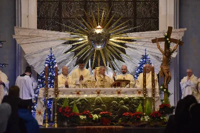 W liturgiczne wspomnienie św. Jana Apostoła (27 grudnia) w katedrze rzeszowskiej celebrowano Eucharystię, której przewodniczył bp Jan Wątroba. Mszę św. koncelebrował abp Edward Nowak, bp Edward Białogłowski, a także ok. 60 kapłanów, którzy wraz z przedstawicielami wspólnot, stowarzyszeń i instytucji modlili się w intencji Biskupa Rzeszowskiego z okazji jego imienin.
Homilię wygłosił ks. Janusz Kosior, proboszcz parafii pw. św. Jadwigi Królowej w Rzeszowie.
Na zakończenie Mszy św. bp Jan Wątroba podziękował za modlitwę i życzenia. 
fot. ks. Jakub Oczkowicz
