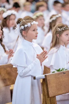 Maj to dla wielu najpiękniejszy miesiąc w roku. W liturgii Kościoła szczególnie wtedy czcimy Maryję oraz radujemy się ze Zmartwychwstania Pańskiego.
W niedzielę 12 maja w naszej Katedrze dzieci z klas III doświadczyły równie wielkiej radości po raz pierwszy w pełni uczestnicząc we Mszy Świętej. To niezwykłe spotkanie z Chrystusem w Komunii Świętej zostało poprzedzone przygotowaniem poprzez katechezy w szkole i spotkania w parafii, a także spowiedzią.
Poprzez niedzielną Eucharystie o godz. 12.00 celebrowaną przez ks. Krzysztofa Gołąbka, proboszcza naszej Katedry, 78 dzieci rozpoczęło wielką przygodę z Jezusem ukrytym w Najświętszym Sakramencie. Towarzyszyli im rodzice, którzy wraz ze swoimi dziećmi przygotowywali się do tego wydarzenia, a także najbliższa rodzina. Posługę w liturgii Mszy Świętej pełniły dzieci pierwszokomunijne oraz ich rodzice.
Wielka radość serc dzieci komunijnych promieniowała na wszystkich uczestników Mszy Świętej i przypominała zebranym na liturgii, że spotkanie z Jezusem Eucharystycznym to przywilej i wielkie szczęście. Czas tej wielkiej radości został przedłużony przez „Biały Tydzień”, w którym dzieci uczestniczyły w wieczornej Eucharystii, przyjmując Jezusa do swoich serc. 
Wszystkim dzieciom, które w tym roku przeżywały swoją Pierwszą Komunię Świętą, życzymy, aby nie gasł w nich zapał do poznawania Jezusa i Jego nauki, a radość, jaka towarzyszyła tym dniom, była nieodłączną towarzyszką ich spotkań z Jezusem w Eucharystii. A s. Julicie i ks. Julianowi dziękujemy za serce włożone w przygotowanie dzieci do tego wielkiego wydarzenia.
 
fot. Fotografia-64 Wacław Patro