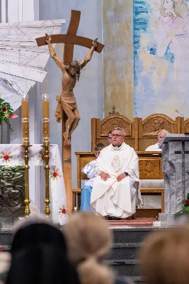 Tegoroczne czerwcowe Nabożeństwo Fatimskie rozpoczęło się o godz. 18:30 odśpiewaniem Litanii do Najświętszego Serca Pana Jezusa oraz przedstawieniem próśb i podziękowań do Matki Bożej Fatimskiej. O godz. 19:00 miała miejsce uroczysta Msza Święta, której przewodniczył i homilię wygłosił ks. Tadeusz Pindara - proboszcz parafii Matki Bożej Częstochowskiej z Rzeszowa (Drabinianka). Ze względu na niekorzystne warunki atmosferyczne zrezygnowano z procesji z figurą Matki Bożej i relikwiami dzieci fatimskich, która tradycyjnie odbywa się na placu przed katedrą. Wierni składali swoje intencje przy figurze Matki Bożej Fatimskiej w modlitwie różańcowej, którą poprowadzili przedstawiciele parafii pw. Miłosierdzia Bożego w Rzeszowie wraz z ks. Tomaszem Baciem – proboszczem tejże parafii. W posługę muzyczną podczas Eucharystii włączył się chór „Alba Cantans” pod dyrekcją Kornelii Ignas z parafii pw. Bożego Miłosierdzia w Rzeszowie oraz orkiestra dęta prowadzona przez Tadeusza Cielaka. Wieczór poświęcony Matce Bożej Fatimskiej zakończyło wspólne odśpiewanie Apelu Jasnogórskiego, po którym jeszcze przez godzinę trwała adoracja Najświętszego Sakramentu. Uroczystość w katedrze licznie zgromadziła wiernych czcicieli Matki Bożej Fatimskiej. Kolejne Nabożeństwa Fatimskie odbędą się w każdy 13. dzień miesiąca do października i będą transmitowane przez Katolickie Radio VIA. fot. Joanna Prasoł