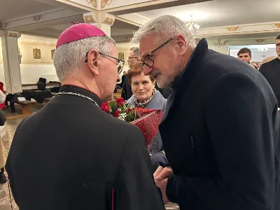 W liturgiczne wspomnienie św. Jana Apostoła (27.12.) w katedrze rzeszowskiej celebrowano Eucharystię, której przewodniczył bp Jan Wątroba. Mszę św. koncelebrował bp Edward Białogłowski, a także ok. 60 kapłanów, którzy wraz z przedstawicielami wspólnot, stowarzyszeń i instytucji modlili się w intencji Biskupa Rzeszowskiego z okazji jego imienin. Homilię wygłosił ks. Tomasz Nowak, proboszcz parafii pw. Świętego Krzyża w Rzeszowie, który pełni również funkcję dziekana dekanatu Rzeszów-Fara oraz wicedyrektora Katolickiego Radia Via. Na zakończenie Mszy św. bp Jan Wątroba podziękował za modlitwę i życzenia.