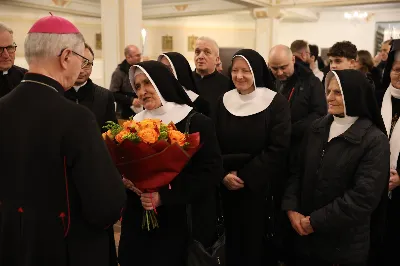 W liturgiczne wspomnienie św. Jana Apostoła (27 grudnia) w katedrze rzeszowskiej celebrowano Eucharystię, której przewodniczył bp Jan Wątroba. Mszę św. koncelebrował abp Edward Nowak, bp Edward Białogłowski, a także ok. 60 kapłanów, którzy wraz z przedstawicielami wspólnot, stowarzyszeń i instytucji modlili się w intencji Biskupa Rzeszowskiego z okazji jego imienin.
Homilię wygłosił ks. Janusz Kosior, proboszcz parafii pw. św. Jadwigi Królowej w Rzeszowie.
Na zakończenie Mszy św. bp Jan Wątroba podziękował za modlitwę i życzenia. 
fot. ks. Jakub Oczkowicz
