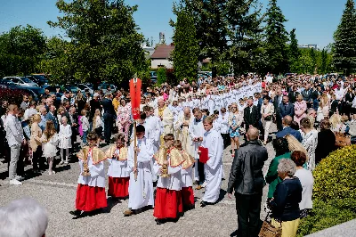 Maj to dla wielu najpiękniejszy miesiąc w roku. W liturgii Kościoła szczególnie wtedy czcimy Maryję oraz radujemy się ze Zmartwychwstania Pańskiego.
W niedzielę 12 maja w naszej Katedrze dzieci z klas III doświadczyły równie wielkiej radości po raz pierwszy w pełni uczestnicząc we Mszy Świętej. To niezwykłe spotkanie z Chrystusem w Komunii Świętej zostało poprzedzone przygotowaniem poprzez katechezy w szkole i spotkania w parafii, a także spowiedzią.
Poprzez niedzielną Eucharystie o godz. 12.00 celebrowaną przez ks. Krzysztofa Gołąbka, proboszcza naszej Katedry, 78 dzieci rozpoczęło wielką przygodę z Jezusem ukrytym w Najświętszym Sakramencie. Towarzyszyli im rodzice, którzy wraz ze swoimi dziećmi przygotowywali się do tego wydarzenia, a także najbliższa rodzina. Posługę w liturgii Mszy Świętej pełniły dzieci pierwszokomunijne oraz ich rodzice.
Wielka radość serc dzieci komunijnych promieniowała na wszystkich uczestników Mszy Świętej i przypominała zebranym na liturgii, że spotkanie z Jezusem Eucharystycznym to przywilej i wielkie szczęście. Czas tej wielkiej radości został przedłużony przez „Biały Tydzień”, w którym dzieci uczestniczyły w wieczornej Eucharystii, przyjmując Jezusa do swoich serc. 
Wszystkim dzieciom, które w tym roku przeżywały swoją Pierwszą Komunię Świętą, życzymy, aby nie gasł w nich zapał do poznawania Jezusa i Jego nauki, a radość, jaka towarzyszyła tym dniom, była nieodłączną towarzyszką ich spotkań z Jezusem w Eucharystii. A s. Julicie i ks. Julianowi dziękujemy za serce włożone w przygotowanie dzieci do tego wielkiego wydarzenia.
 
fot. Fotografia-64 Wacław Patro