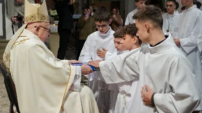 W sobotę, 15 listopada 2025 r., w Sanktuarium św. Józefa w Rzeszowie aż 205 ministrantów z całej diecezji otrzymało błogosławieństwo do pełnienia funkcji lektora. Wśród nich znalazło się dziesięciu przedstawicieli naszej parafii – 9 chłopców i 1 dorosły mężczyzna.

Podczas uroczystości Ks. Bp Kazimierz Górny przypomniał, jak odpowiedzialna jest rola tych, którzy proklamują Słowo Boże. Podkreślił, że liczy się nie tylko piękna dykcja i postawa liturgiczna, ale również godne, chrześcijańskie życie na co dzień.

Nowi lektorzy z naszej parafii to: Wojciech, Paweł, Piotr, Wojciech, Dawid, Damian, Dawid, Michał, Olaf, Aleksander.

Składamy serdeczne gratulacje nowym lektorom, ich rodzicom oraz ks. Pawłowi Wójcikowi – opiekunowi LSO! Niech zapał i gotowość do służby sprawią, że ich posługa Słowa będzie umacniać całą naszą wspólnotę.

fot. ks. Jakub Oczkowicz, Łukasz Lewandowski, Wiktor Woliński