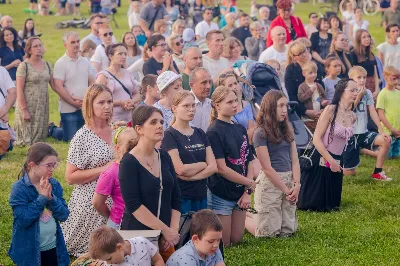 Od 3 do 9 czerwca 2024 r. w obchodzony był Tydzień Modlitw o Świętość Małżeństw i Rodzin, który przebiegał pod hasłem „Rodzinami do Maryi”. Zwieńczeniem tego tygodnia był Dzień Świętości Małżeństw i Rodzin zorganizowany przez Duszpasterstwo Rodzin Diecezji Rzeszowskiej. Z tej racji w katedrze rzeszowskiej odprawiono Mszę św., której przewodniczył bp Edward Białogłowski. W koncelebrze wzięło udział 10 kapłanów. Eucharystia zgromadziła małżeństwa i rodziny, pośród których szczególną grupę stanowiło 150 małżeństw, które w tym roku przeżywają 50. rocznicę zawarcia sakramentu małżeństwa. Po zakończeniu liturgii 150 małżeństw, które przeżywają w tym roku 50. rocznicę zawarcia sakramentu małżeństwa otrzymało okolicznościowe pismo podpisane przez bp. Jana Wątrobę. Kolejnym punktem obchodów Dnia Świętości Małżeństw i Rodzin był Piknik Rodzinny zorganizowany w Parku Papieskim. fot. Tadeusz Poźniak