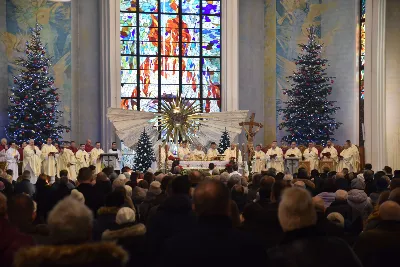 „Jesteśmy pielgrzymami do wiecznej ojczyzny. Pielgrzymka jest symbolem i ilustracją ludzkiego życia na ziemi i kondycji człowieka. Pielgrzym zaś to jedno z najpiękniejszych imion, jakie historia nadała człowiekowi” – mówił bp Jan Wątroba w katedrze rzeszowskiej podczas diecezjalnej inauguracji Roku Jubileuszowego 2025.
Uroczystości rozpoczęły się w kościele akademickim pw. św. Jadwigi Królowej w Rzeszowie. Tam odczytano fragment bulli „Spes non confundit”, a następnie procesja z Krzyżem jubileuszowym, ulicami miasta, dotarła do kościoła katedralnego.
Po dotarciu do katedry, przed głównym wejściem, wiernym obecnym na placu ukazano krzyż i odśpiewano hymn Roku Jubileuszowego 2025.
Kolejnym ważnym momentem liturgii było błogosławieństwo wody w chrzcielnicy, którą pokropiono wiernych uczestniczących we Mszy św.
Eucharystii przewodniczył bp Jan Wątroba, zaś w koncelebrze uczestniczyli bp Edward Białogłowski, bp Kazimierz Górny oraz ok. 50 kapłanów.
Homilię wygłosił bp Jan Wątroba. Po zakończeniu Mszy św. przedstawiciele 25 wspólnot parafialnych z rąk bp. Jana Wątroby odebrali świece jubileuszowe, a także dekrety ustanawiające kościoły jubileuszowe w diecezji rzeszowskiej. Podczas Mszy Swiętej śpiewał Katedralny Chór Chłopięco-Męski „Pueri Cantores Resovienses”.
Fot. ks. Jakub Oczkowicz

