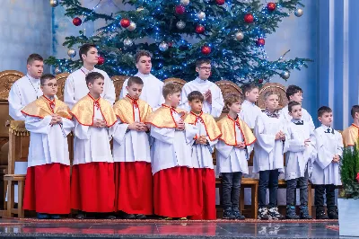 W niedzielę 11 stycznia 2026 r., na zakończenie rodzinnej Mszy Świętej o godz. 12.00, odbyło się uroczyste podsumowanie roku formacyjnego Liturgicznej Służby Ołtarza Katedry Rzeszowskiej.

Statuetkę Złotego Ministranta otrzymali Karol Kowalski oraz Dawid Pruchnicki.
Statuetkę Srebrnego Ministranta otrzymał Piotr Warzybok.
Statuetkę Brązowego Ministranta otrzymał Paweł Górka.

Wszystkim nagrodzonym serdecznie gratulujemy, a pozostałych ministrantów zachęcamy do dalszej, wytrwałej i gorliwej służby przy ołtarzu.

Serdecznie dziękujemy osobom i firmom wspierającym działalność Liturgicznej Służby Ołtarza:
– Państwu Jolancie i Sławomirowi Zawidlakom (Majstal – cięcie laserowe),
– Państwu Sylwii i Łukaszowi Kowalskim (drukowalscy.pl) za przygotowanie projektu i ufundowanie statuetek,
– Państwu Annie i Sławomirowi Wilkom (Matteo Travel – Biuro Podróży) za wsparcie finansowe, które umożliwia ministrantom nieodpłatne korzystanie z hali sportowej.

Wyrażamy wdzięczność wszystkim parafianom, którzy w uroczystość Objawienia Pańskiego zakupili „kadzidło”, wspierając w ten sposób Fundusz Ministrancki.

Dziękujemy przede wszystkim ks. Pawłowi Wójcikowi za codzienną troskę, opiekę i formację Liturgicznej Służby Ołtarza.

Zapraszamy wszystkich chłopców, którzy chcieliby dołączyć do grona Liturgicznej Służby Ołtarza. Służba przy ołtarzu to piękna droga pogłębiania wiary, nauki odpowiedzialności oraz współtworzenia piękna liturgii.

Fot. Joanna Prasoł