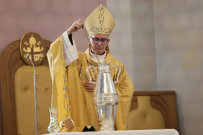 „Eucharystia powinna nas prowadzić do odkrycia kapłańskiej misji Ludu Bożego, kapłańskiej misji każdego z nas” – powiedział Biskup Rzeszowski podczas Mszy Wieczerzy Pańskiej, której przewodniczył w katedrze rzeszowskiej w Wielki Czwartek, 2 kwietnia 2026 r.

Podczas uroczystej liturgii Wielkiego Czwartku w katedrze rzeszowskiej, której przewodniczył bp Jan Wątroba, wierni zostali zaproszeni do refleksji nad tajemnicą Eucharystii, kapłaństwa oraz powołania całego Ludu Bożego do udziału w misji Chrystusa. Na zakończenie homilii biskup zachęcił do szczególnej modlitwy za kapłanów, zwłaszcza tych przeżywających trudności i kryzysy. „Panie Jezu, dobry pasterzu i towarzyszu wędrówki, dziś powierzamy Ci wszystkich kapłanów, ale zwłaszcza tych, którzy przechodzą chwilę kryzysu” – powiedział Biskup Rzeszowski. Wezwał także wspólnotę wiernych do troski o kapłanów poprzez modlitwę, życzliwość i wsparcie.

Wielkoczwartkowa liturgia w katedrze rzeszowskiej stała się nie tylko dziękczynieniem za dar Eucharystii i kapłaństwa, ale także wezwaniem do odnowienia świadomości odpowiedzialności każdego wiernego za życie Kościoła i świadectwo wiary w świecie. fot. ks. Jakub Oczkowicz