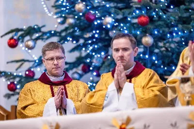 W wigilię uroczystości Bożego Narodzenia w rzeszowskiej katedrze została odprawiona tzw. Msza pasterzy, popularnie zwana „Pasterką”. Uroczystej Eucharystii na rozpoczęcie liturgicznego okresu Bożego Narodzenia przewodniczył bp Jan Wątroba, Pasterz Diecezji Rzeszowskiej. Po procesji wejścia, ks. Krzysztof Gołąbek, proboszcz parafii katedralnej, złożył figurkę Dzieciątka Jezus w symbolicznym żłóbku. Liturgia Słowa podkreślała radość z narodzenia oczekiwanego Mesjasza: „Dziś się narodził Chrystus Pan, Zbawiciel”. Homilię wygłosił bp Jan Wątroba. Na zakończenie uroczystej Eucharystii ks. Krzysztof Gołąbek złożył świąteczne życzenia wszystkim obecnym w katedrze oraz radiosłuchaczom Katolickiego Radia VIA. fot. Joanna Prasoł
