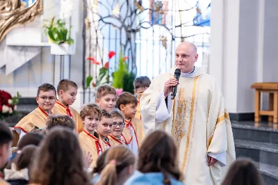 W niedzielę 11 stycznia 2026 r., na zakończenie rodzinnej Mszy Świętej o godz. 12.00, odbyło się uroczyste podsumowanie roku formacyjnego Liturgicznej Służby Ołtarza Katedry Rzeszowskiej.

Statuetkę Złotego Ministranta otrzymali Karol Kowalski oraz Dawid Pruchnicki.
Statuetkę Srebrnego Ministranta otrzymał Piotr Warzybok.
Statuetkę Brązowego Ministranta otrzymał Paweł Górka.

Wszystkim nagrodzonym serdecznie gratulujemy, a pozostałych ministrantów zachęcamy do dalszej, wytrwałej i gorliwej służby przy ołtarzu.

Serdecznie dziękujemy osobom i firmom wspierającym działalność Liturgicznej Służby Ołtarza:
– Państwu Jolancie i Sławomirowi Zawidlakom (Majstal – cięcie laserowe),
– Państwu Sylwii i Łukaszowi Kowalskim (drukowalscy.pl) za przygotowanie projektu i ufundowanie statuetek,
– Państwu Annie i Sławomirowi Wilkom (Matteo Travel – Biuro Podróży) za wsparcie finansowe, które umożliwia ministrantom nieodpłatne korzystanie z hali sportowej.

Wyrażamy wdzięczność wszystkim parafianom, którzy w uroczystość Objawienia Pańskiego zakupili „kadzidło”, wspierając w ten sposób Fundusz Ministrancki.

Dziękujemy przede wszystkim ks. Pawłowi Wójcikowi za codzienną troskę, opiekę i formację Liturgicznej Służby Ołtarza.

Zapraszamy wszystkich chłopców, którzy chcieliby dołączyć do grona Liturgicznej Służby Ołtarza. Służba przy ołtarzu to piękna droga pogłębiania wiary, nauki odpowiedzialności oraz współtworzenia piękna liturgii.

Fot. Joanna Prasoł