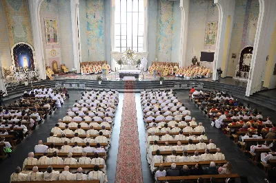 „Eucharystia powinna nas prowadzić do odkrycia kapłańskiej misji Ludu Bożego, kapłańskiej misji każdego z nas” – powiedział Biskup Rzeszowski podczas Mszy Wieczerzy Pańskiej, której przewodniczył w katedrze rzeszowskiej w Wielki Czwartek, 2 kwietnia 2026 r.

Podczas uroczystej liturgii Wielkiego Czwartku w katedrze rzeszowskiej, której przewodniczył bp Jan Wątroba, wierni zostali zaproszeni do refleksji nad tajemnicą Eucharystii, kapłaństwa oraz powołania całego Ludu Bożego do udziału w misji Chrystusa. Na zakończenie homilii biskup zachęcił do szczególnej modlitwy za kapłanów, zwłaszcza tych przeżywających trudności i kryzysy. „Panie Jezu, dobry pasterzu i towarzyszu wędrówki, dziś powierzamy Ci wszystkich kapłanów, ale zwłaszcza tych, którzy przechodzą chwilę kryzysu” – powiedział Biskup Rzeszowski. Wezwał także wspólnotę wiernych do troski o kapłanów poprzez modlitwę, życzliwość i wsparcie.

Wielkoczwartkowa liturgia w katedrze rzeszowskiej stała się nie tylko dziękczynieniem za dar Eucharystii i kapłaństwa, ale także wezwaniem do odnowienia świadomości odpowiedzialności każdego wiernego za życie Kościoła i świadectwo wiary w świecie. fot. ks. Jakub Oczkowicz