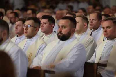 „Eucharystia powinna nas prowadzić do odkrycia kapłańskiej misji Ludu Bożego, kapłańskiej misji każdego z nas” – powiedział Biskup Rzeszowski podczas Mszy Wieczerzy Pańskiej, której przewodniczył w katedrze rzeszowskiej w Wielki Czwartek, 2 kwietnia 2026 r.

Podczas uroczystej liturgii Wielkiego Czwartku w katedrze rzeszowskiej, której przewodniczył bp Jan Wątroba, wierni zostali zaproszeni do refleksji nad tajemnicą Eucharystii, kapłaństwa oraz powołania całego Ludu Bożego do udziału w misji Chrystusa. Na zakończenie homilii biskup zachęcił do szczególnej modlitwy za kapłanów, zwłaszcza tych przeżywających trudności i kryzysy. „Panie Jezu, dobry pasterzu i towarzyszu wędrówki, dziś powierzamy Ci wszystkich kapłanów, ale zwłaszcza tych, którzy przechodzą chwilę kryzysu” – powiedział Biskup Rzeszowski. Wezwał także wspólnotę wiernych do troski o kapłanów poprzez modlitwę, życzliwość i wsparcie.

Wielkoczwartkowa liturgia w katedrze rzeszowskiej stała się nie tylko dziękczynieniem za dar Eucharystii i kapłaństwa, ale także wezwaniem do odnowienia świadomości odpowiedzialności każdego wiernego za życie Kościoła i świadectwo wiary w świecie. fot. ks. Jakub Oczkowicz